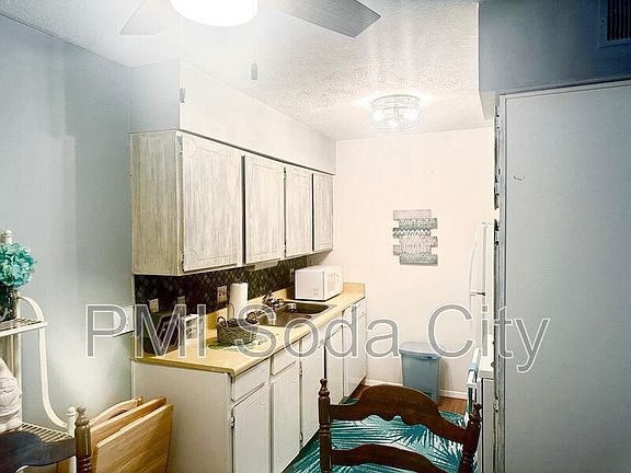 3rd image of 810 Old Manor Rd
