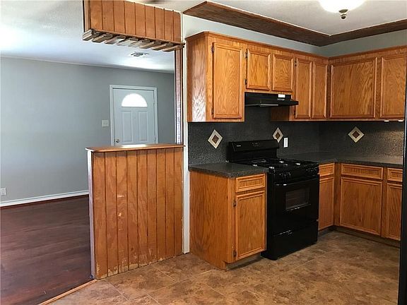 5th image of 922 Shiels Dr
