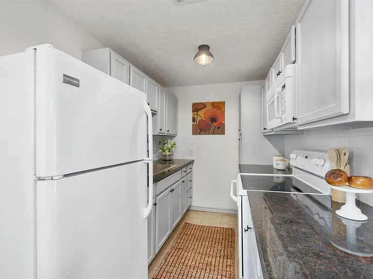325 E A St — Photo 8