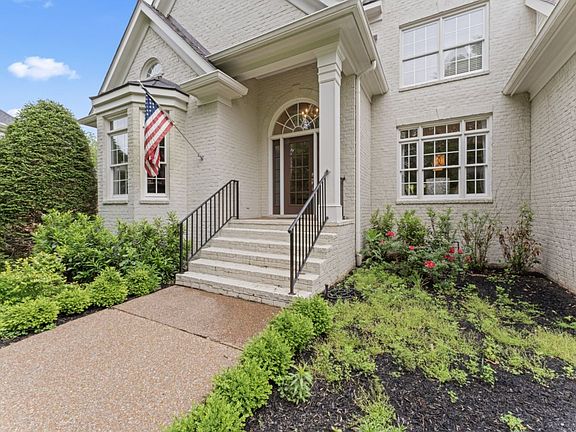 2nd image of 811 Highgrove Cir