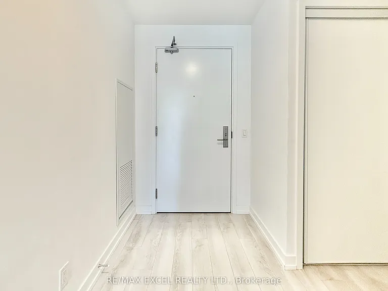 33 Helendale Ave #1012 — Photo 5