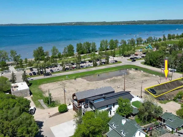 5020 42nd St, Sylvan Lake, AB T4S 1C1