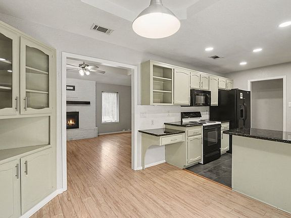 3rd image of 217 Kingswood Rd