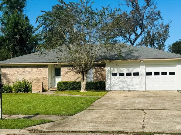 212 Dogwood St, Lake Jackson, TX 77566