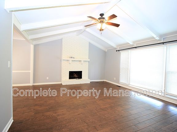 3rd image of 604 Farr Cir