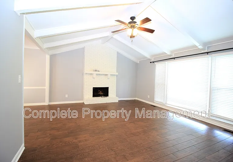 604 Farr Cir — Photo 3