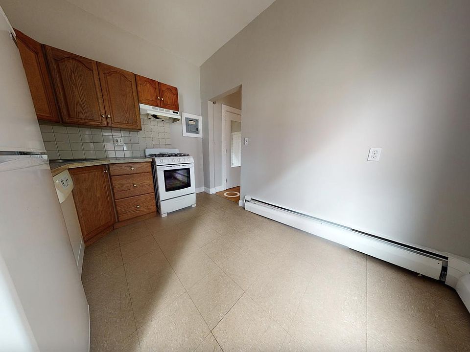 2nd image of 220 Banks St #B2