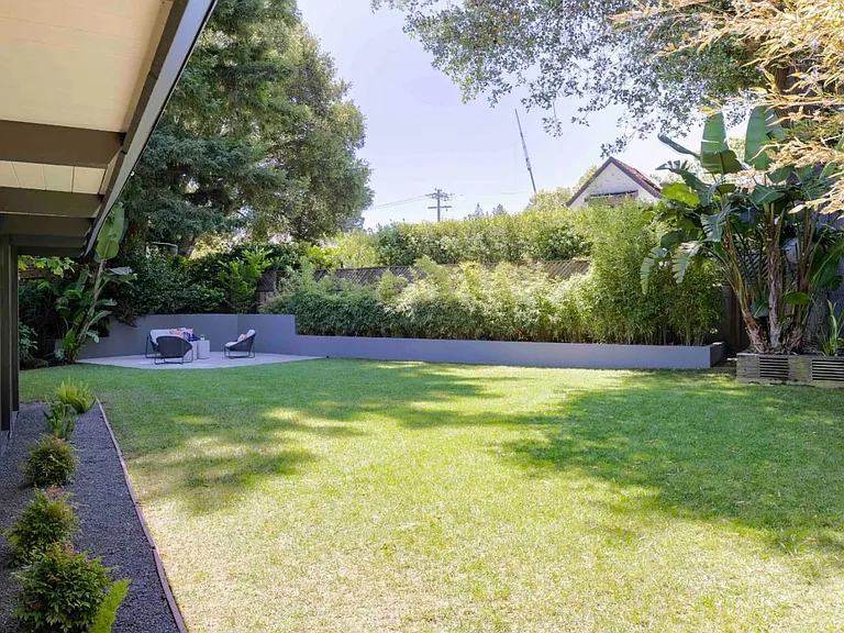 675 Evergreen St — Photo 3