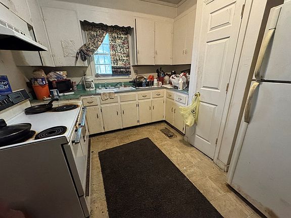 4th image of 305 Jeff St