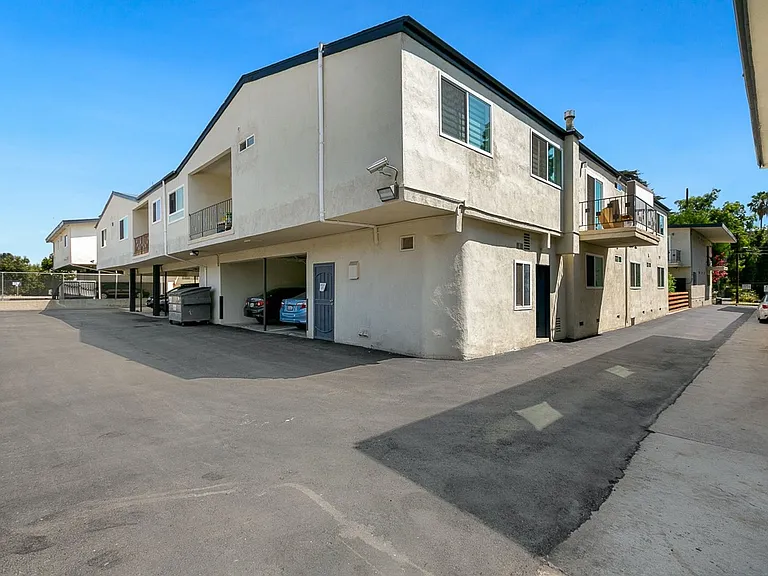 285 N. Oakland — Photo 15