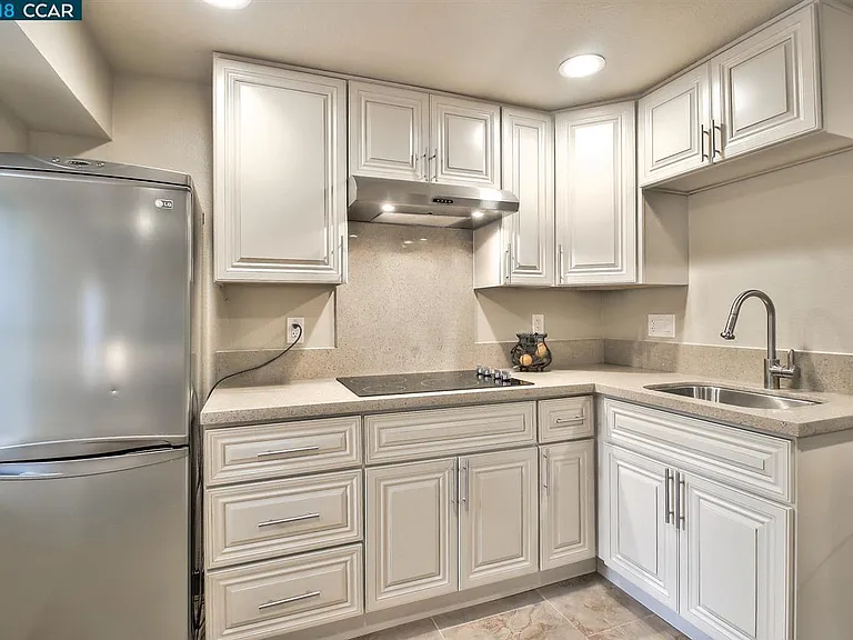 136 Moraga Way #B — Photo 6