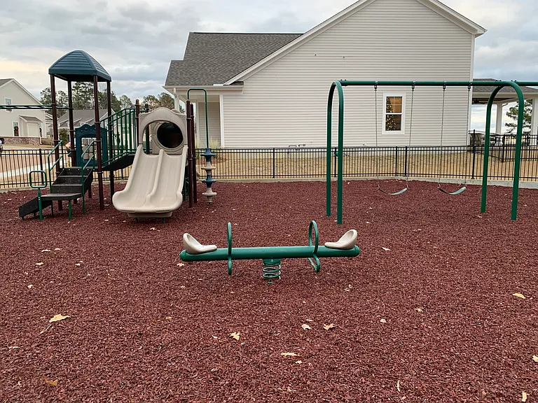 425 Live Oak Dr — Photo 10