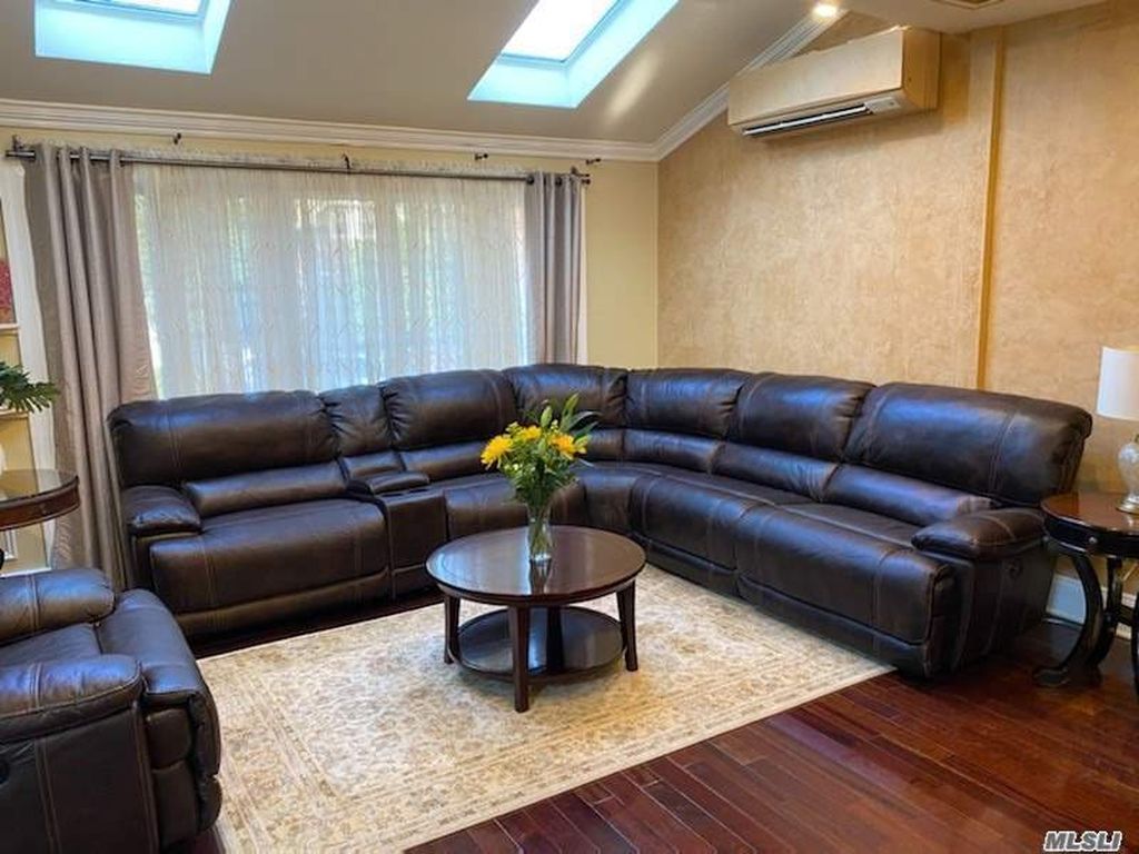4 Bed 4 Bath Property, New York • 2,550 Sq Ft
