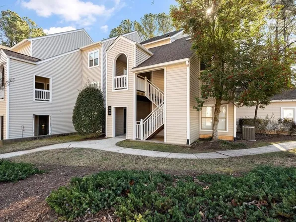 6011 Winterpointe Ln, Raleigh, NC 27606