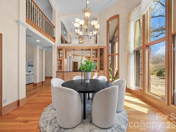 4th image of 1043 Rolling Green Dr