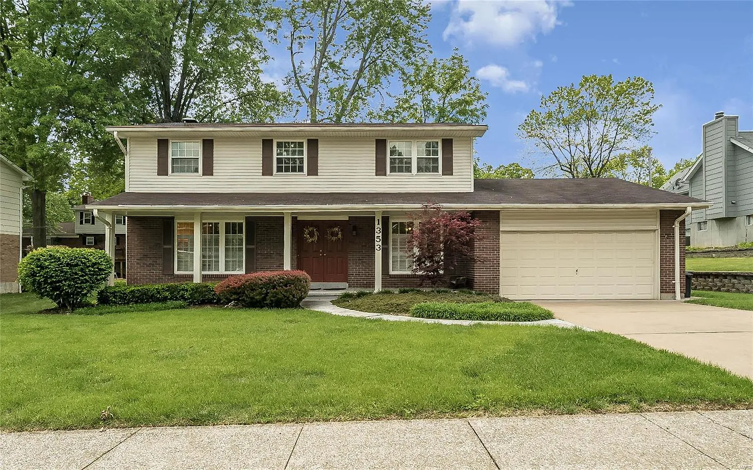 1353 Raycrest Ln photo 1