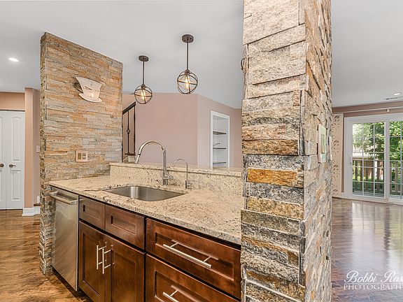 5th image of 2 Kristin Cir APT 4
