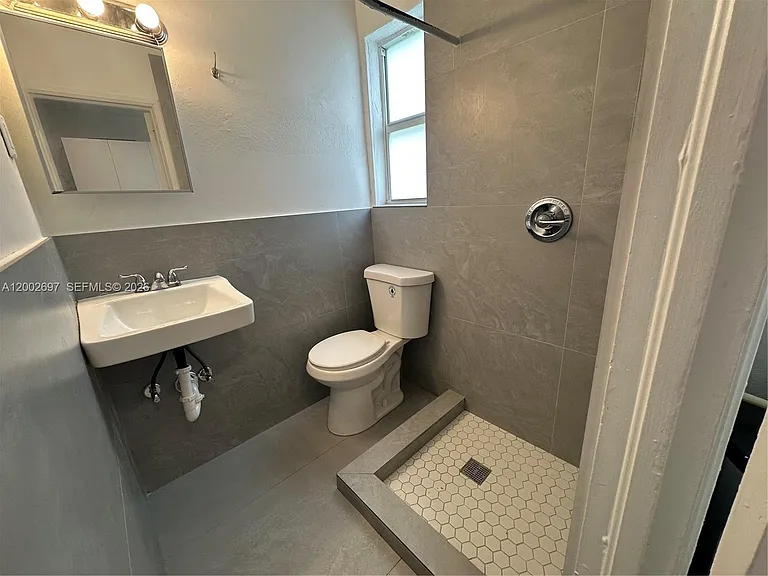 480 SW 10th St #6 — Photo 6
