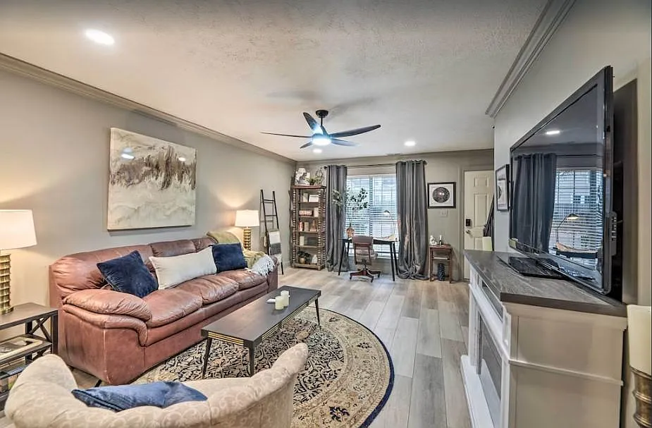 1422 Woodland Dr — Photo 2
