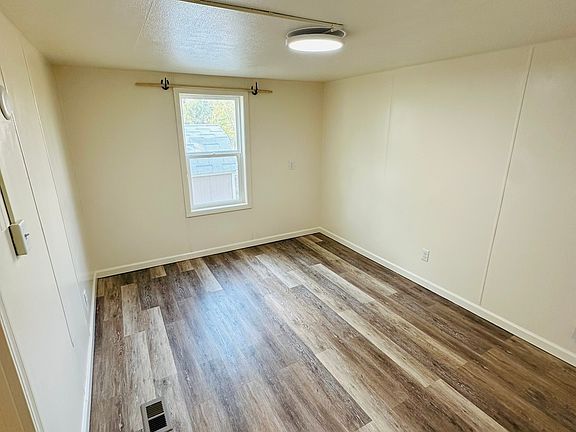 3rd image of 121 Coleman Ln