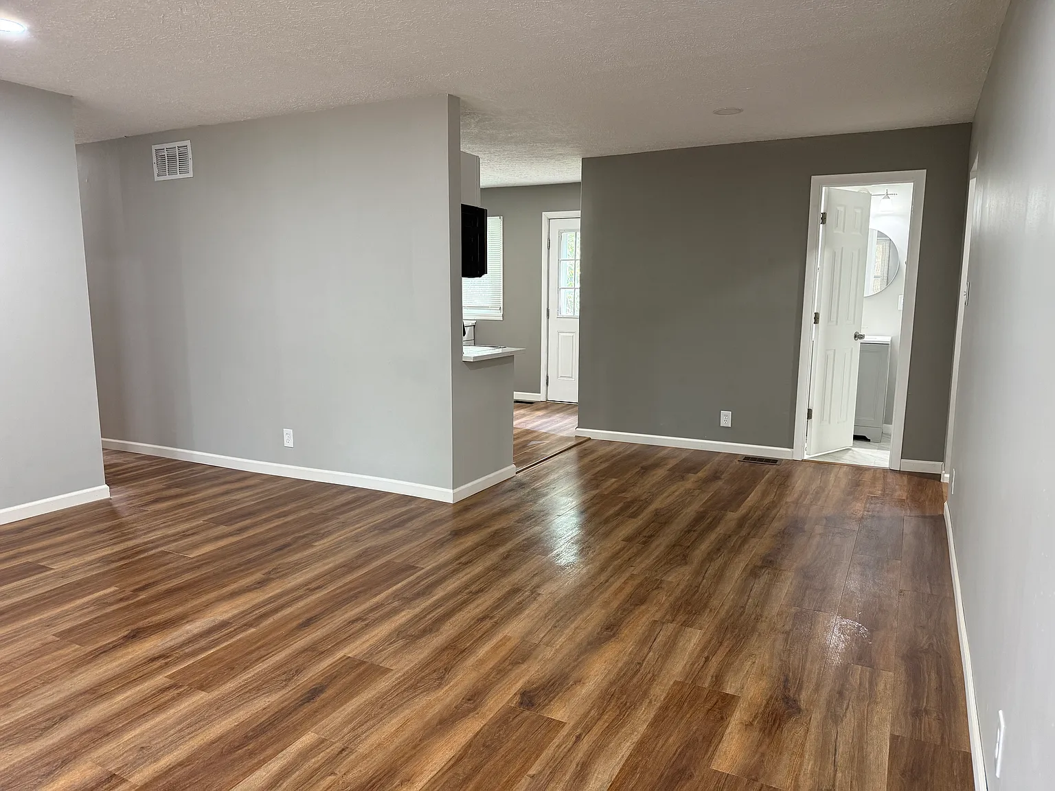 4 bed, 1400 sqft, $2,500 — Photo 3