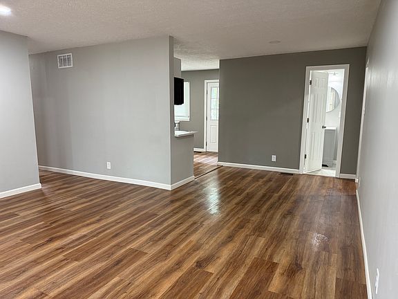 3rd image of 3657 Circle Blvd