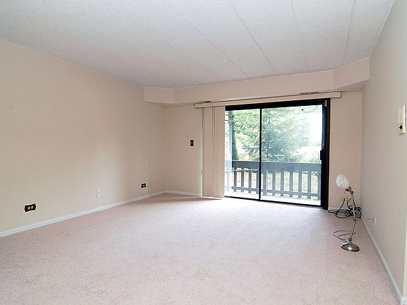 3rd image of 5985 Lakeside Pl APT 104B