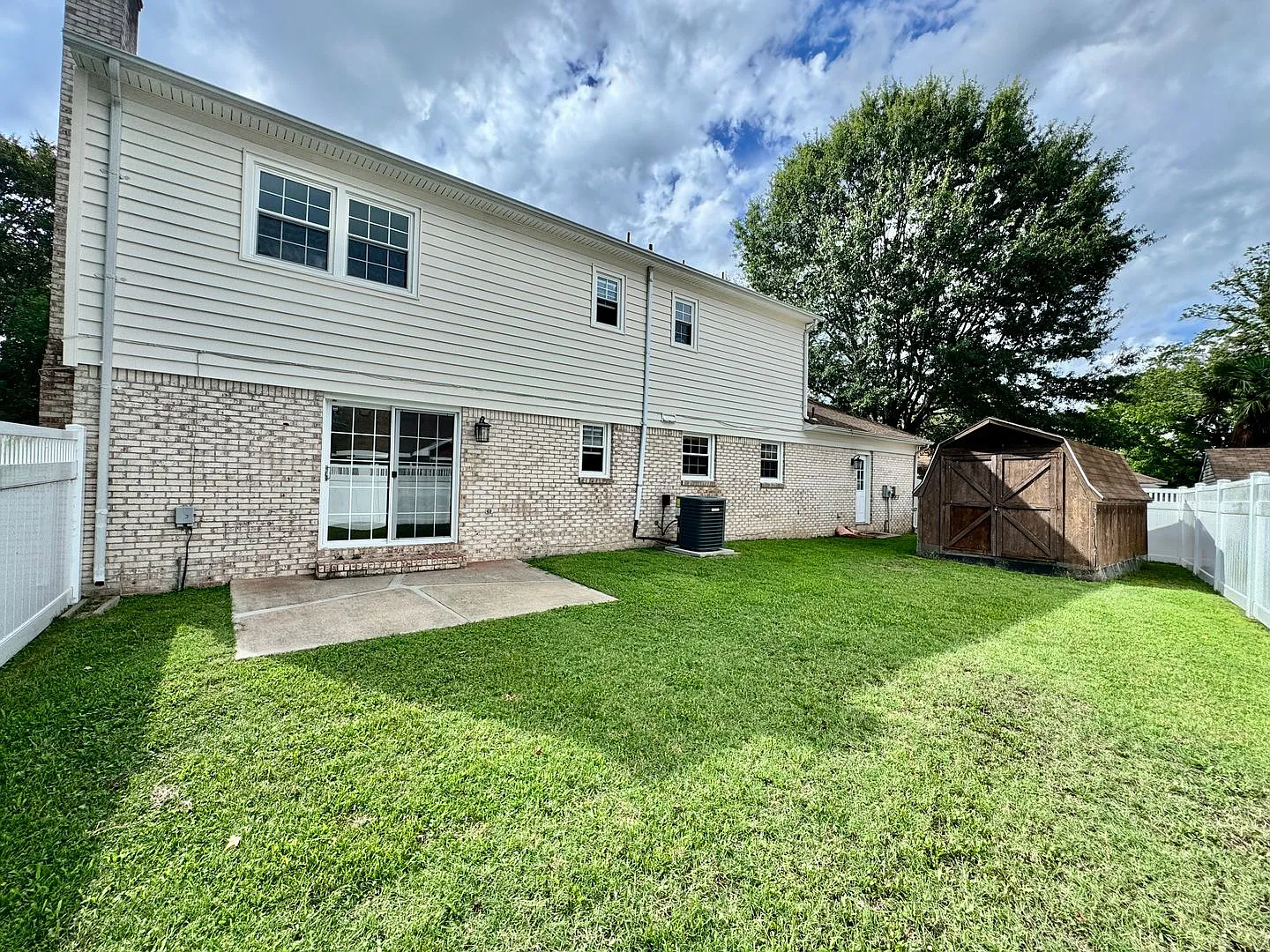 4-Bedroom Home in Great Neck Available 09-01-26! Fenced Backyard - Attached Garage - Dog Friendly! — Photo 3