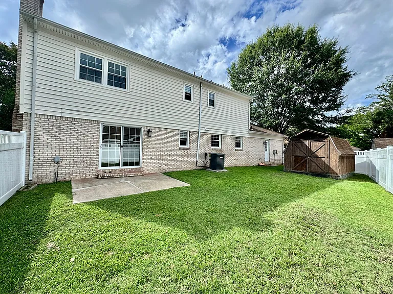 912 Marshall Cir — Photo 3