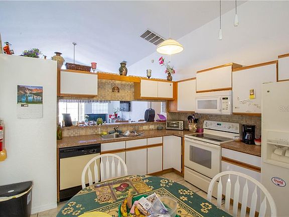 3rd image of 2408 Lancashire Ln