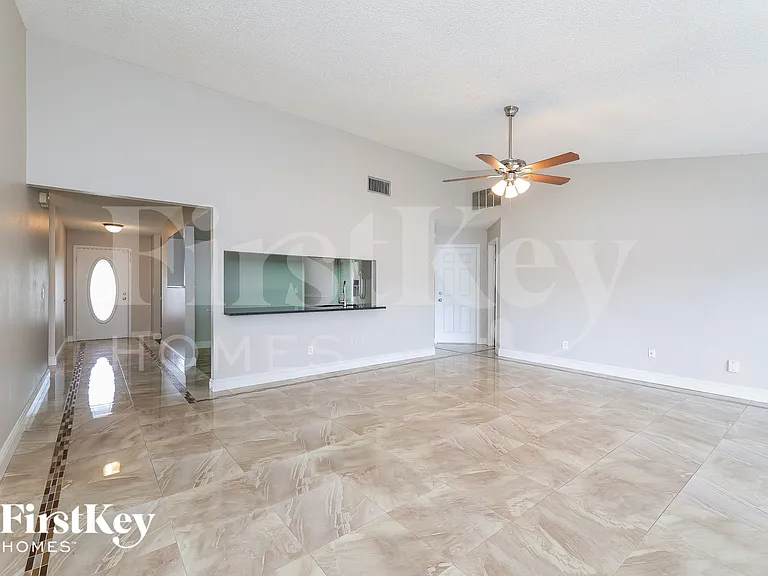 7652 Clubhouse Estates Dr — Photo 3