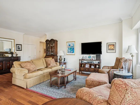 400 East 54th Street image 4 of 14