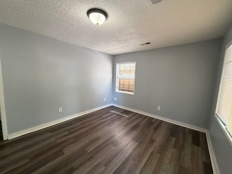 1300 Robin Hood Ln — Photo 3