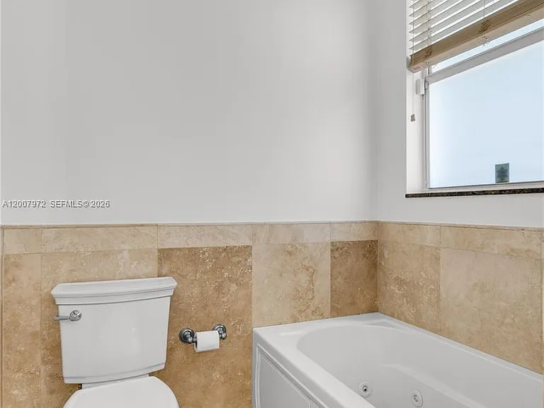 720 NE 17th Ter — Photo 21