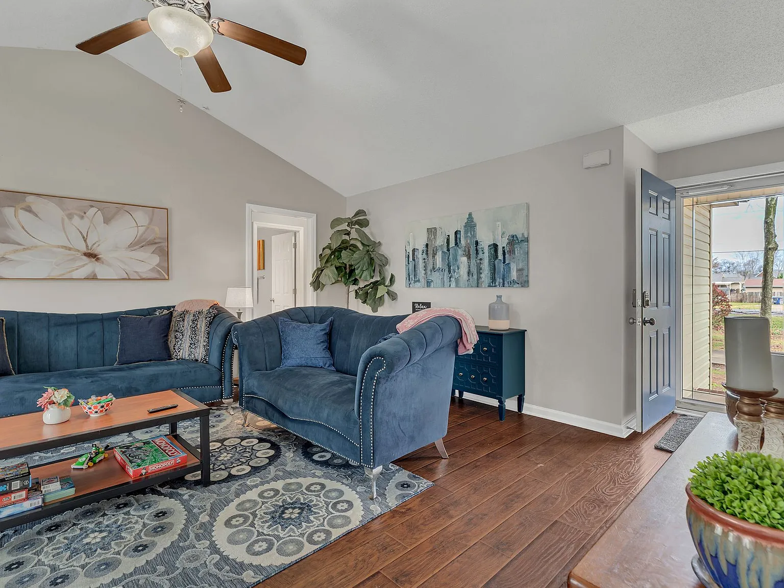 3 bed, 1304 sqft, $3,800 — Photo 3