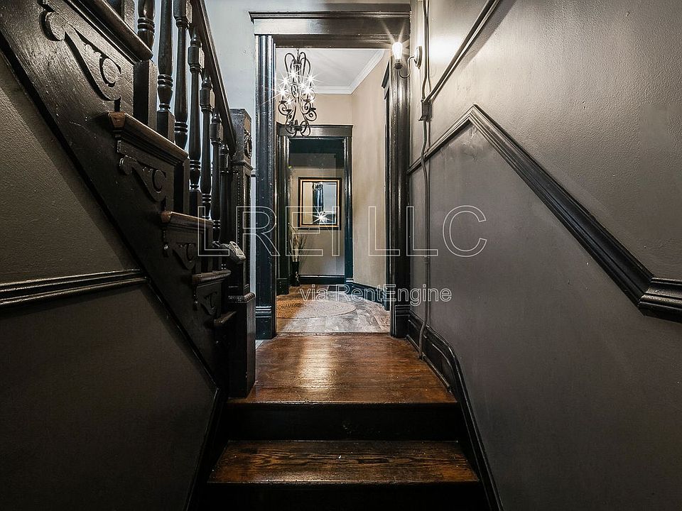 1st image of 105 E Saint Catherine St