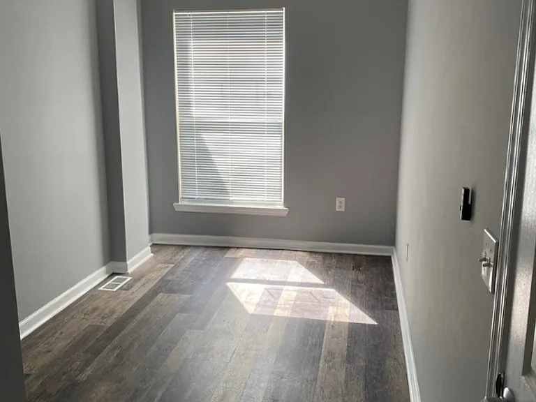627 Denison St — Photo 7