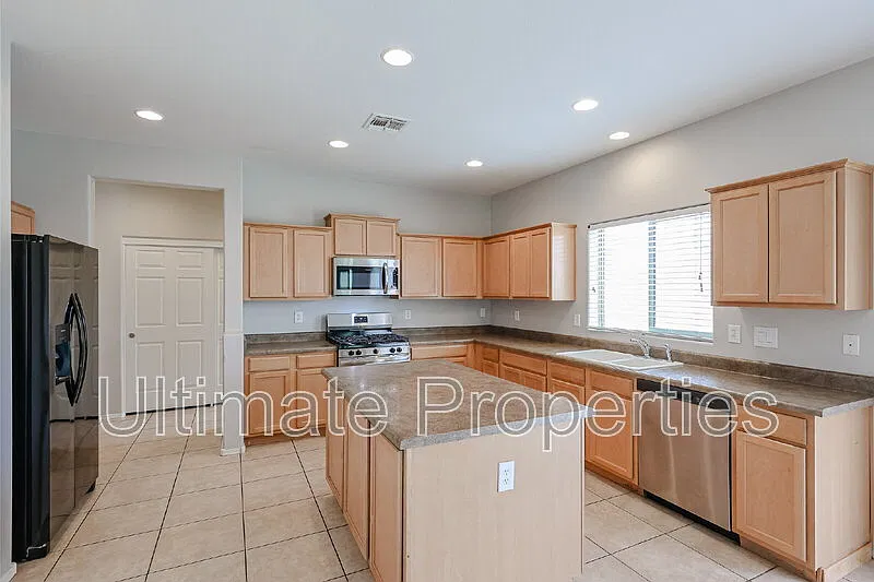 4 bed, 2.5 bath, 2566 sqft, $2,200 — Photo 4