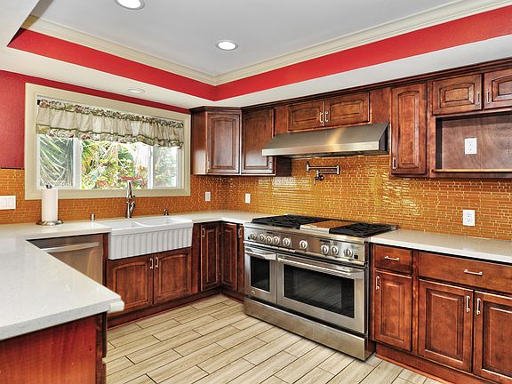 2nd image of 221 View Dr