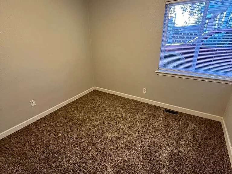 518 Hillsboro Ave — Photo 14