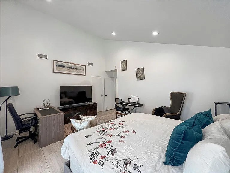 2358 Binley Dr — Photo 34