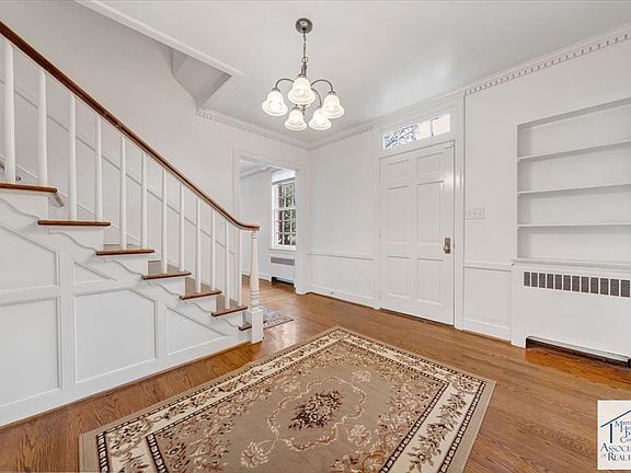 2nd image of 1004 Knollwood Pl