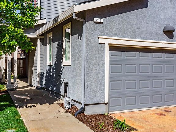 3rd image of 210 Soaring Hawk Ln