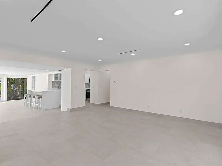 391 SE 7th Ave — Photo 15