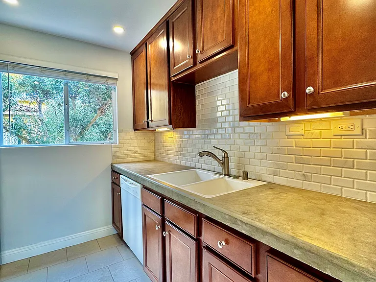 3172 S Barrington Ave #101 — Photo 7