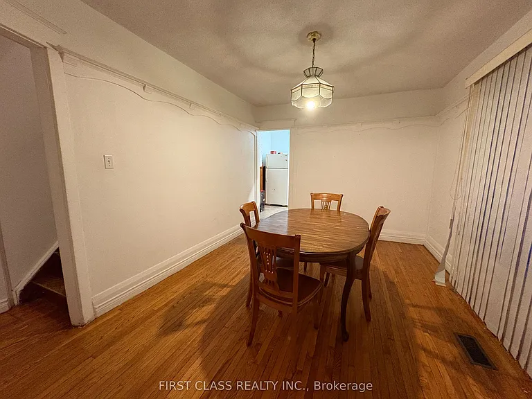 2471 Gerrard St E — Photo 3