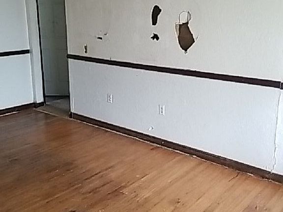 4th image of 1813 NW Hoover Ave
