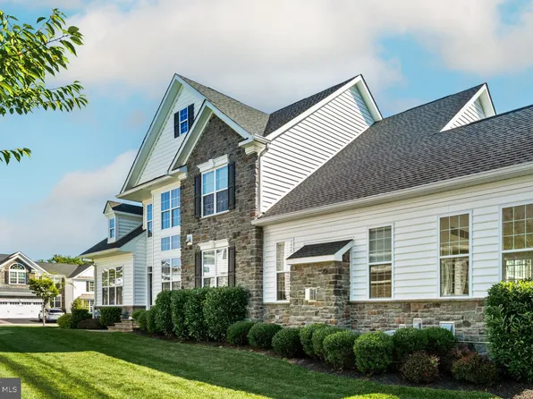 5 Hillyer Ln, Newtown, PA 18940