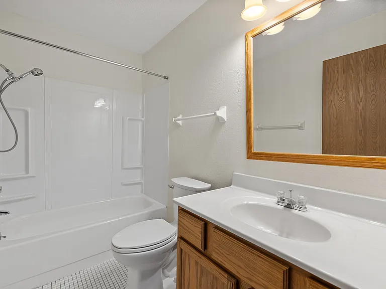 Country Bluff Apartments — Photo 29