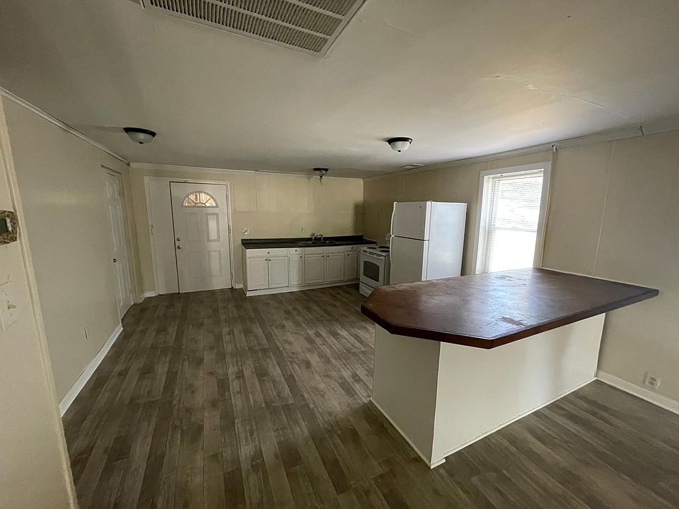 2nd image of 124 E Balfour Ave